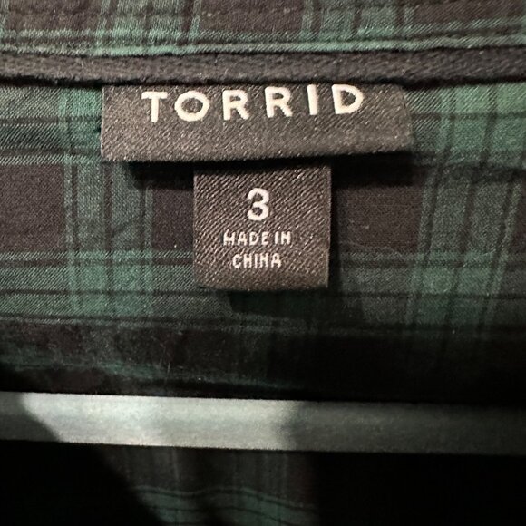 Torrid women’s size 3 (3X) green plaid cotton long roll tab sleeves button top - Picture 4 of 7